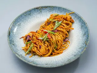 Tallarines Bombay con pollo