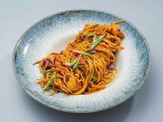 Tallarines Bombay con pollo