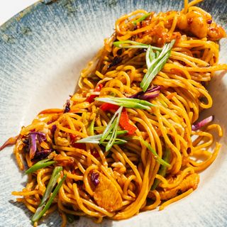 Tallarines Bombay con pollo