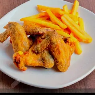 Alitas o Muslo con Patatas Frita