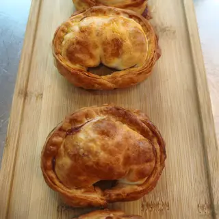 EMPANADA DE JAMON Y QUESOS