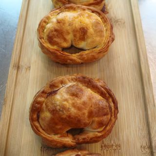 EMPANADA DE JAMON Y QUESOS