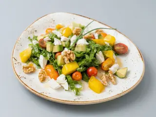 Ensalada de aguacate, mango y cherrys