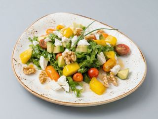 Ensalada de aguacate, mango y cherrys