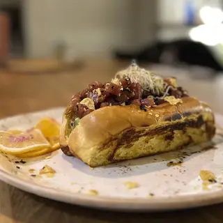 Tartare de atún en roll de brioche