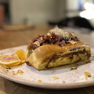 Tartare de atún en roll de brioche