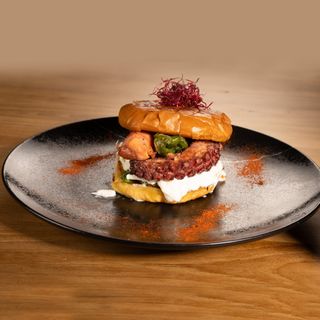 Pulpo frito, burrata y pimientos del padrón