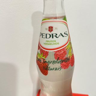 Agua pedras frutos rojos unidad
