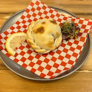 Empanada de mozzarella, roquefort y nuez