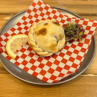 Empanada de mozzarella, roquefort y nuez