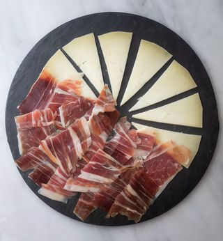Jamón y queso manchego