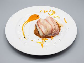 Tronco de bacalao asado con velo de tocino ibérico