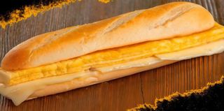 Bocadillo caliente de tortilla con queso o chorizo grande