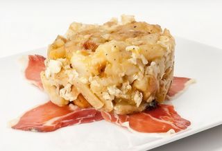 Timbal de patatas con cebolla y jamón