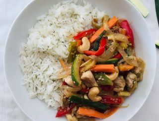 Pollo con verduras salteadas y arroz