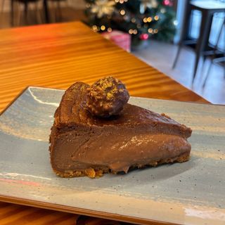 Tarta de queso y Ferrero Rocher (porción)