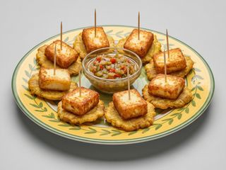 Tostones con queso (ración)