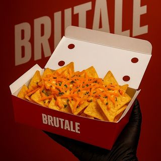 Nachos caseros con salsa ranch y queso cheddar