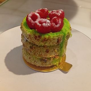 Pastel pistacho frambuesa casero