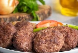 Plato de pinchos de carne picada (3 uds.)