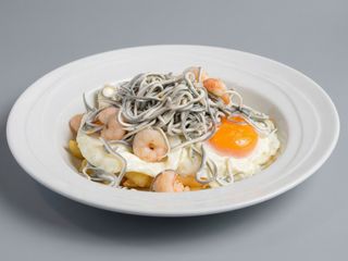 Huevos rotos con gambas y gulas