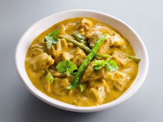 50. Pollo con curry / Chicken curry