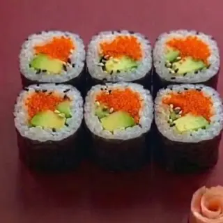 Maki Tobico con aguacate
