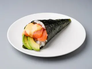 86-Temaki de salmón