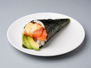 86-Temaki de salmón