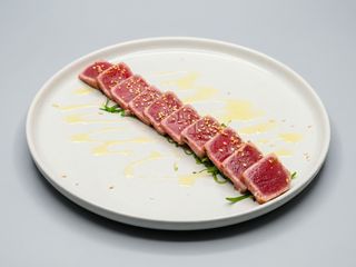 Especialidad de tataki de atún rojo