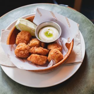 Dados de merluza rebozada