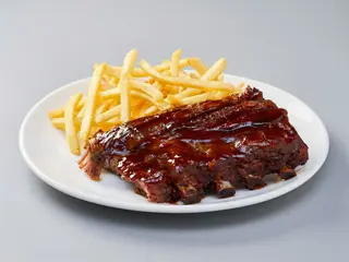 Costillas BBQ con Patatas Fritas
