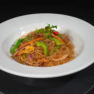 29. Fideos de arroz con pollo