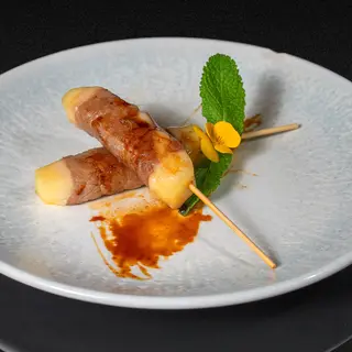 100. Pincho de ternera con queso (4uds.)