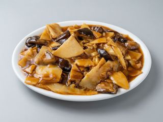 Bambú y setas salteadas