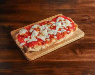 Pizza con masa madre de jamón dulce y champiñones