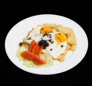 Huevos rotos con patatas y trufas