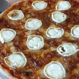 Pizza con queso de cabra y cebolla caramelizada
