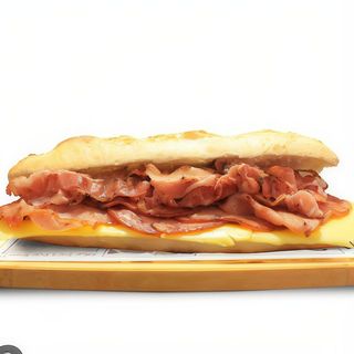 Bocadillo de lomo,bacon,queso y tomate
