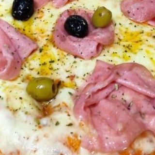 Pizza de mortadela y trufa