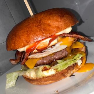Hamburguesa con queso de cabra,bacon,huevo y patatas