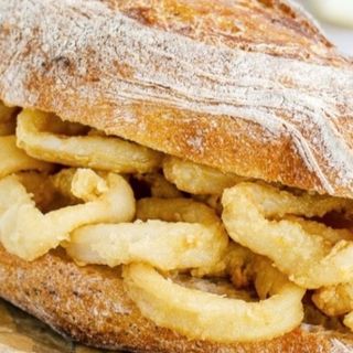 Bocadillo de calamares y alioli