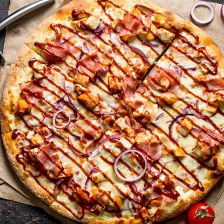 Pizza de bacon ,pollo y salsa de barbacoa y cebolla