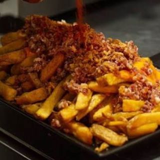 Patatas con queso cheddar y cebolla crujiente