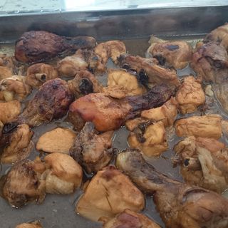 Pollo frito en salsa de caramelo con patatas fritas 