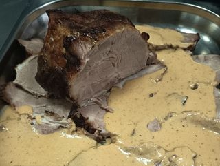 Lomo de cabeza al horno con su salsa y patatas fritas