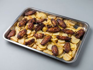 Alitas adobadas (7 und)con patatas fritas 