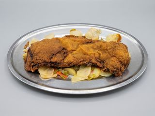 Cachopo de ternera con patatas fritas 