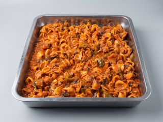 Calamares con tomate y patatas fritas