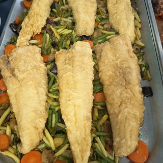 Marluza rebozada con patatas fritas